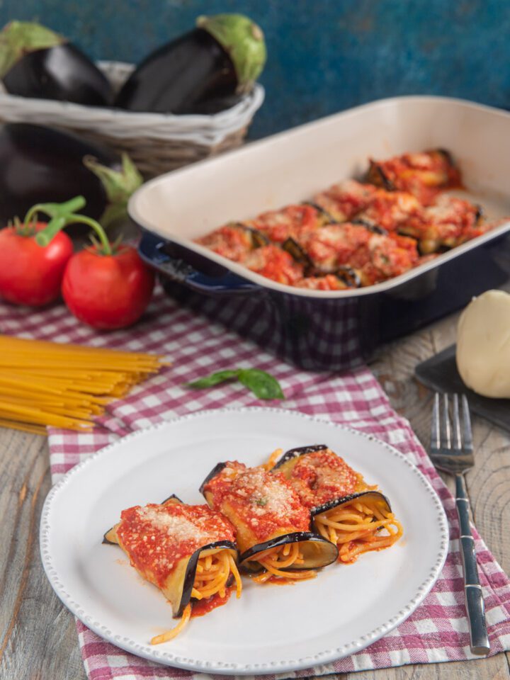 Spaghetti vvolti nelle fettine di melanzane ripassati in teglia