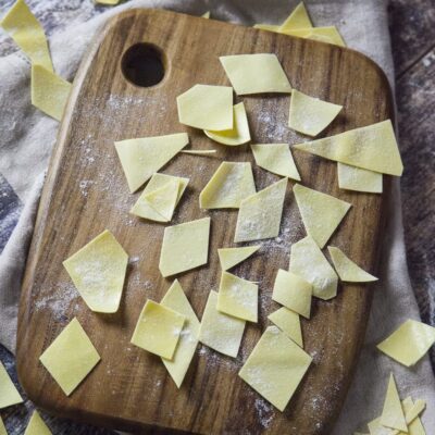 tagliare di legno con maltagliati e farina