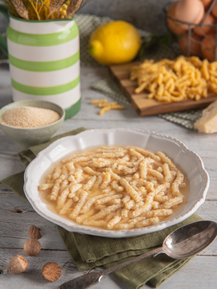 piatto di portata con passatelli in brodo