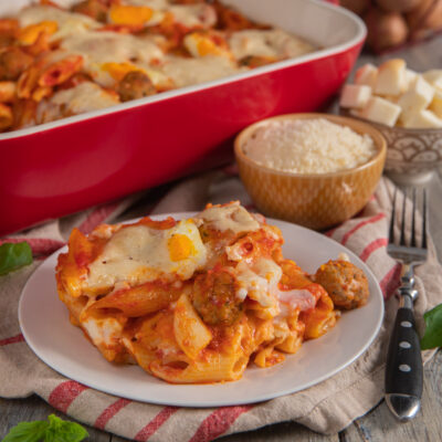 teglia di pasta al forno con porzione singola e parmigiano