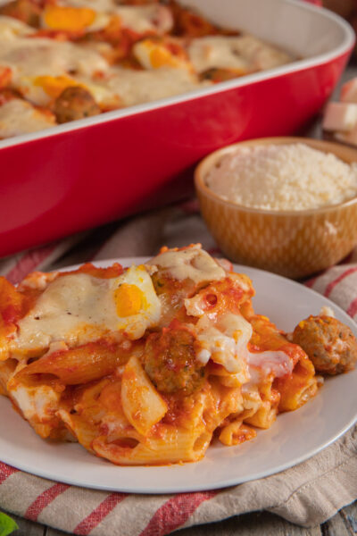 teglia di pasta al forno con porzione singola e parmigiano