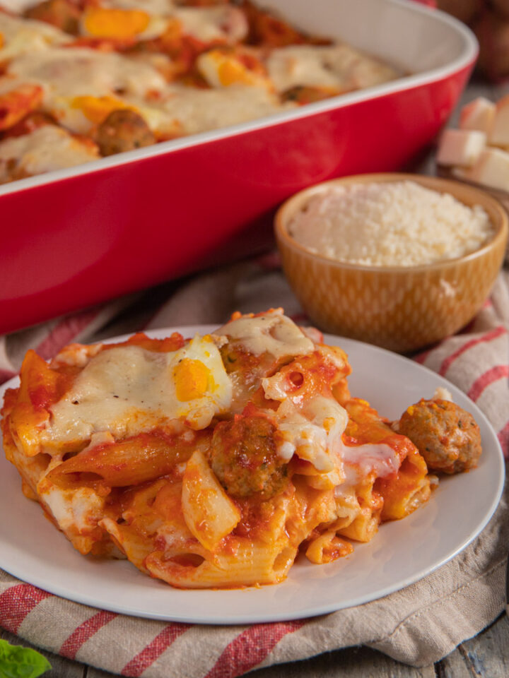 teglia di pasta al forno con porzione singola e parmigiano