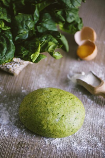 sfera di impasto su spianatoia con farina