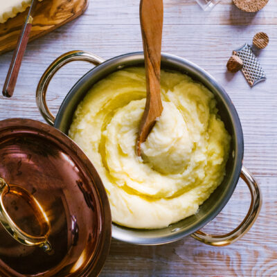 pentola con purè di patate e cucchiaio di legno