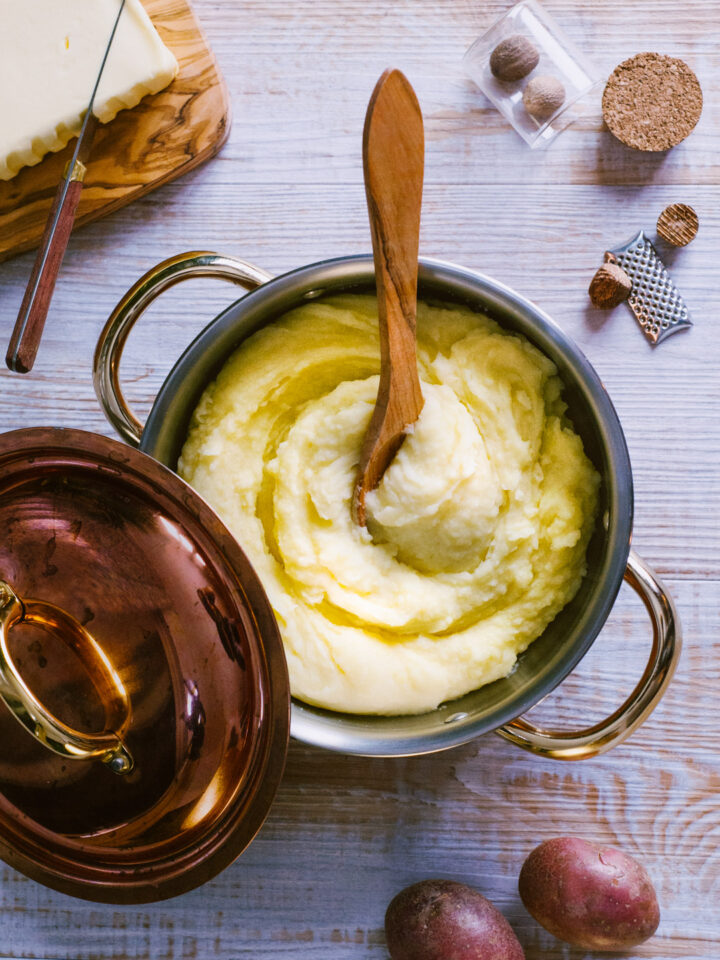 pentola con purè di patate e cucchiaio di legno