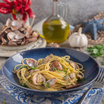 piatto con spaghetti alle vongole, olio, aglio e peperoncino