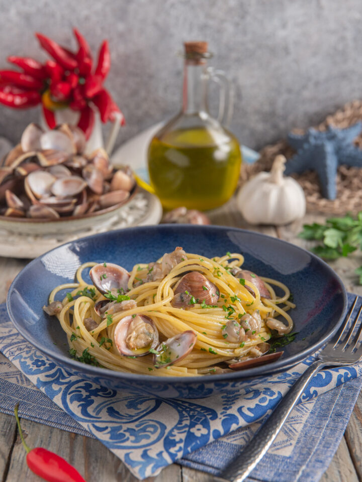 piatto con spaghetti alle vongole, olio, aglio e peperoncino