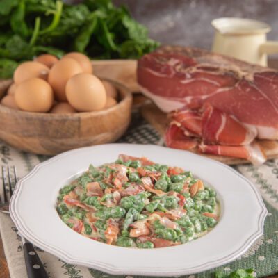 piatto di spatzle agli spinaci con speck