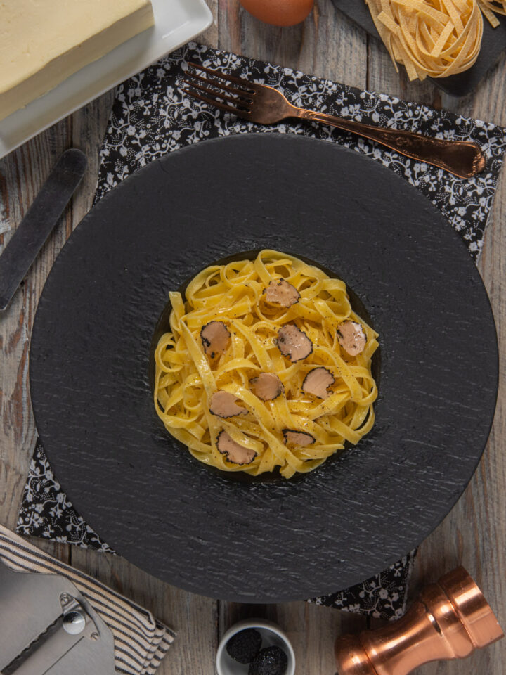 piatto di portata nero con tagliatelle al tartufo