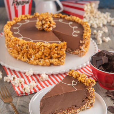 Torta popcorn con mousse al cioccolato fetta tagliata