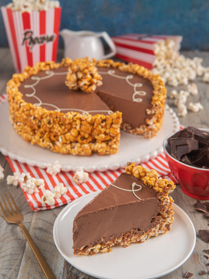 Torta popcorn con mousse al cioccolato fetta tagliata