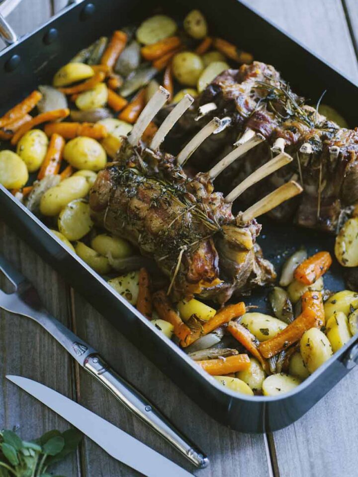 teglia con carré di agnello al forno e contorno di verdure