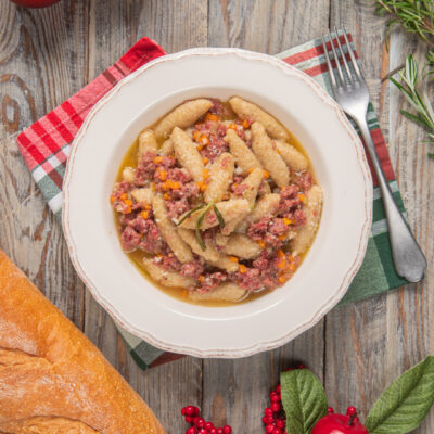 Capunsei mantovani con ragù bianco di cotechino e forchetta