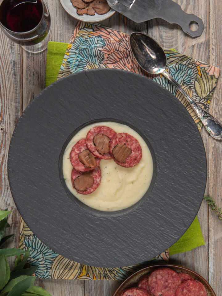 Foto crema di patate al tartufo con cotechino croccante