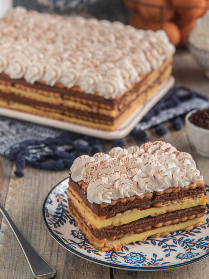 piatto da portata con torta a strati di biscotti e creme