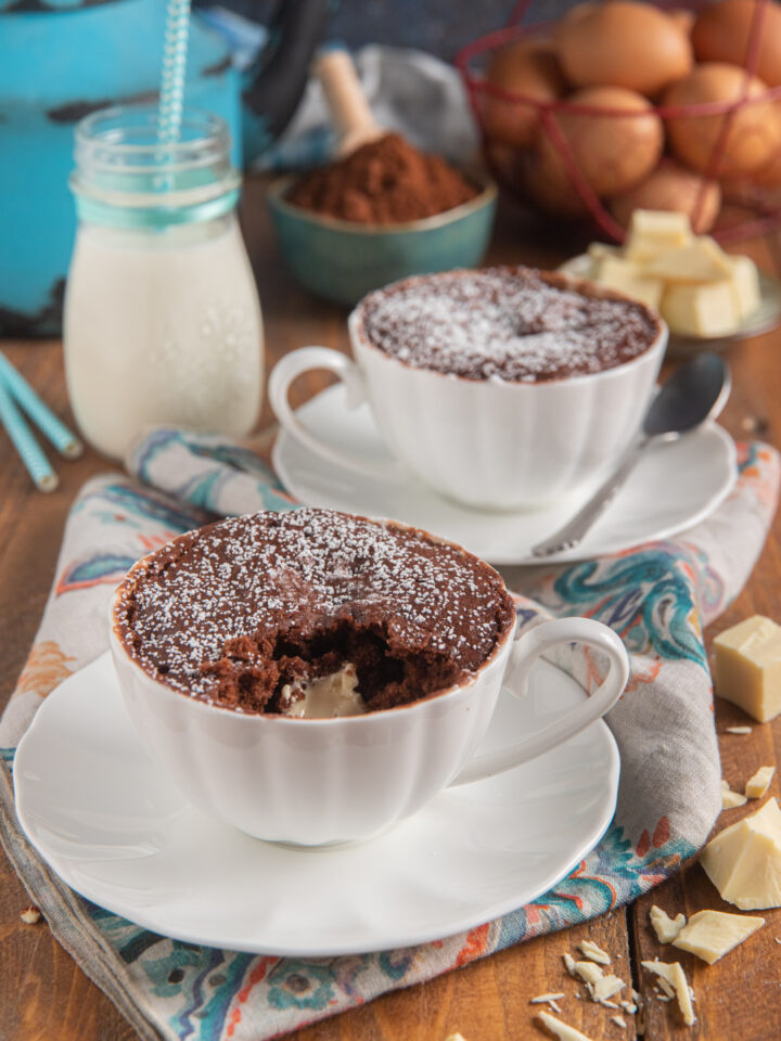 tazza con torta all'interno e cioccolato bianco fuso