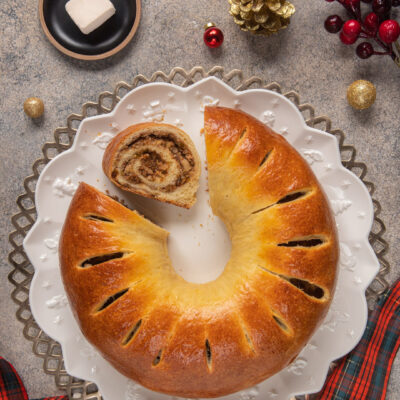 Foto pan brioche di Natale con uvetta e cannella