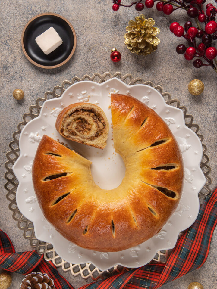 Foto pan brioche di Natale con uvetta e cannella