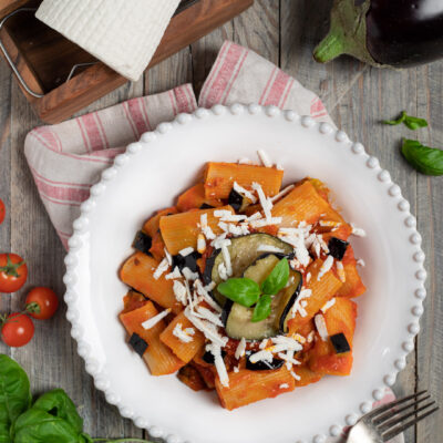 piatto di portata con pasta alla norma