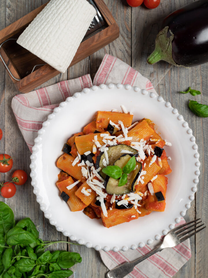 piatto di portata con pasta alla norma