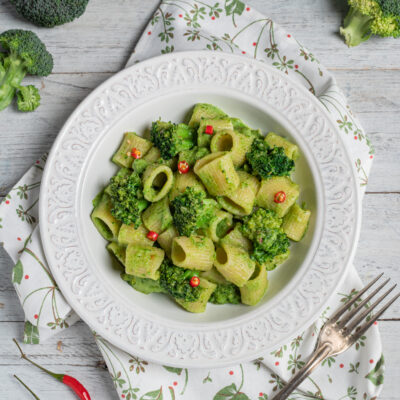 piatto di portata con pasta con i broccoli e peperoncino fresco