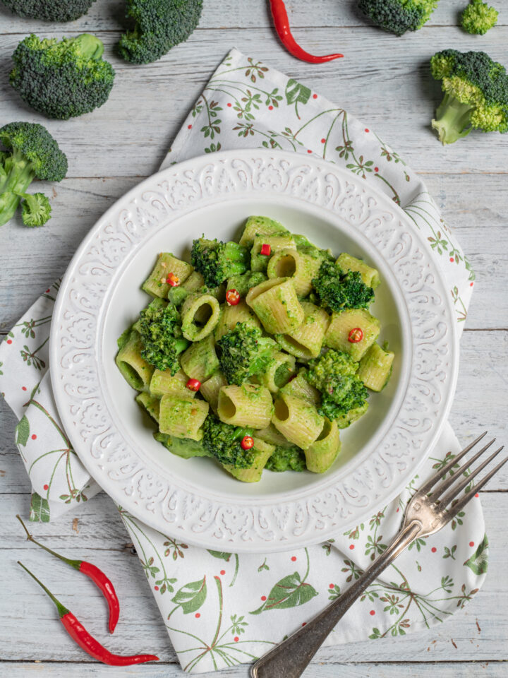 piatto di portata con pasta con i broccoli e peperoncino fresco