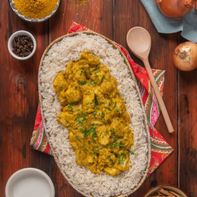 Foto pollo al curry e riso pilaf