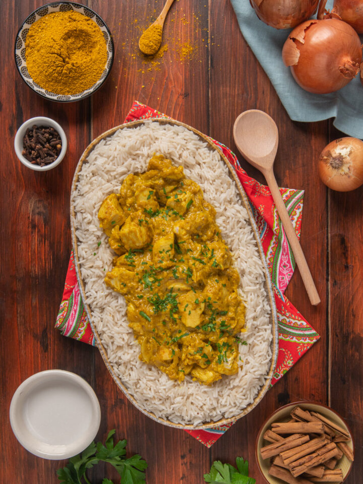 Foto pollo al curry e riso pilaf