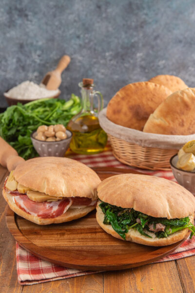 Puccia salentina in due versioni, farcita con coppa e sottoli o con salsiccia e cime di rapa