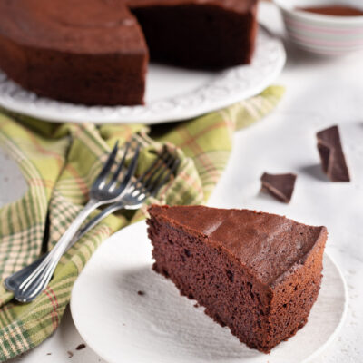 fetta di torta al cioccolato su piatto da portata