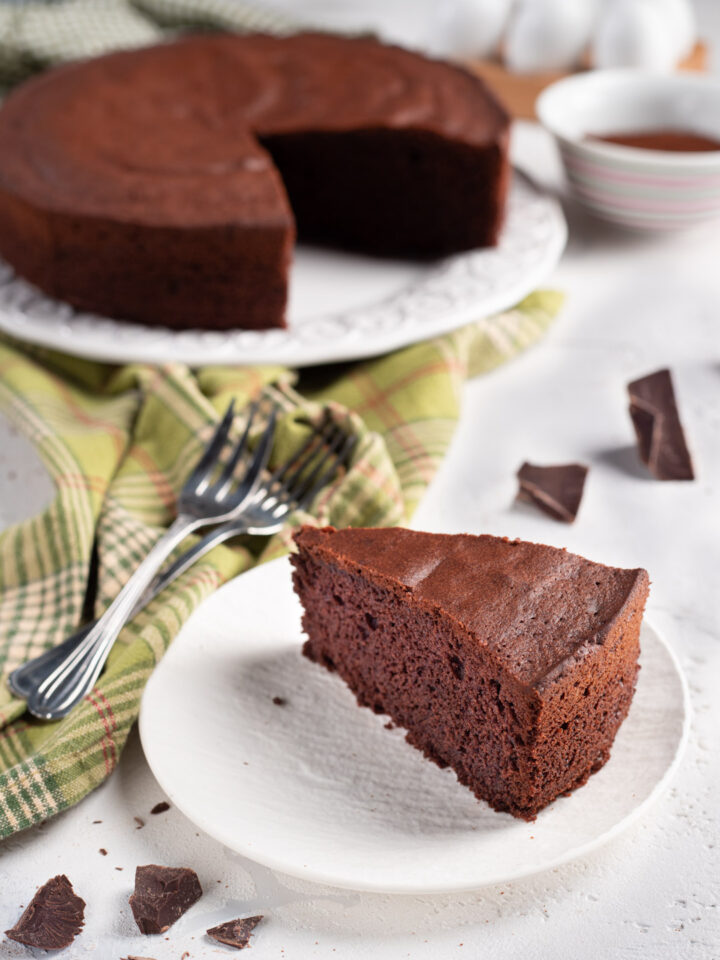 fetta di torta al cioccolato su piatto da portata