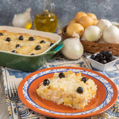 teglia di Bacalhau com nata con fetta in primo piano