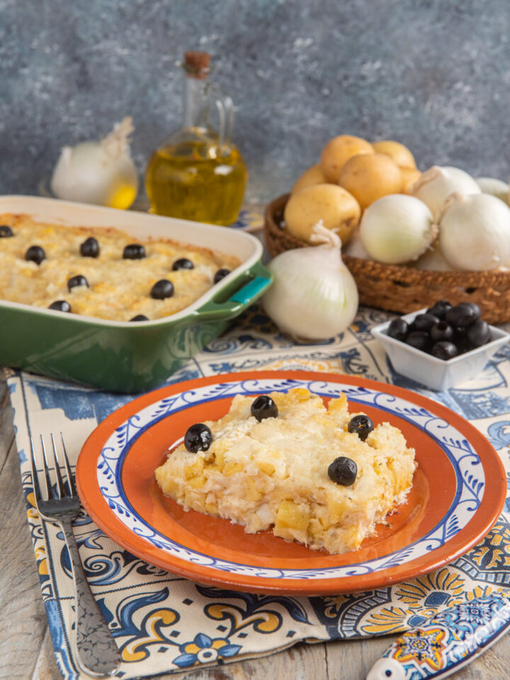 teglia di Bacalhau com nata con fetta in primo piano