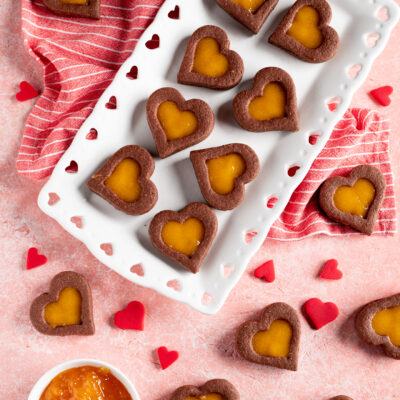 piatto da portata con biscotti a forma di cuore e ciotolina con confettura