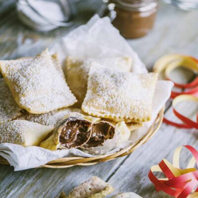 piatto da portata con bugia tagliata a meytà ripiena di nutella