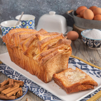 pane fisarmonica su piatto da portata con fetta in primo piano