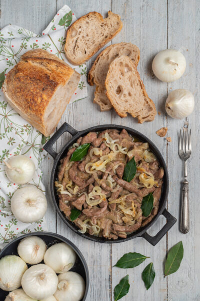 pentola di fegato alla veneziana con pane e cipolle