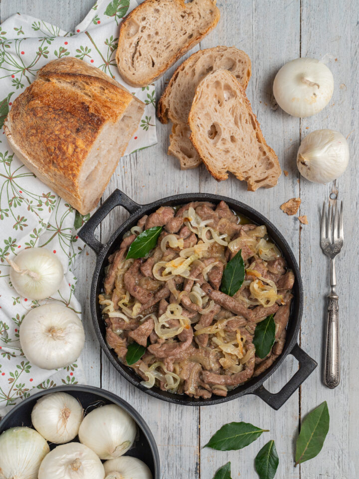 pentola di fegato alla veneziana con pane e cipolle