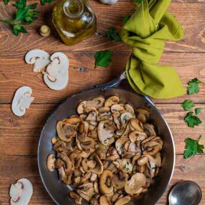 pentola con funghi champignon