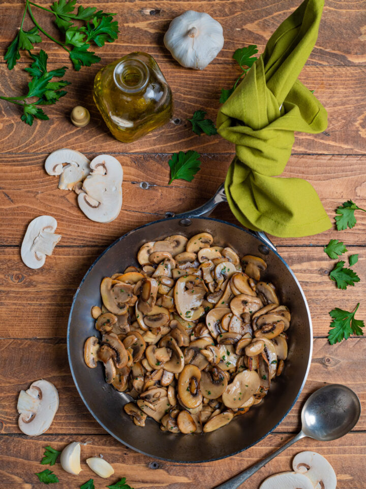 pentola con funghi champignon