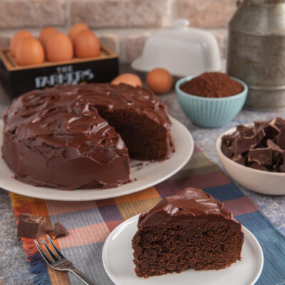 torta mud cake con fetta tagliata in primo piano