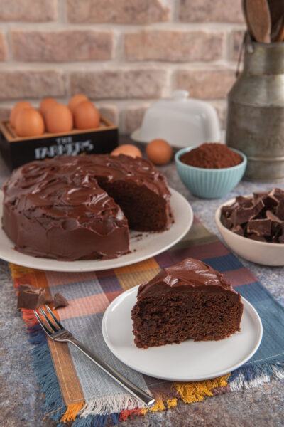 torta mud cake con fetta tagliata in primo piano