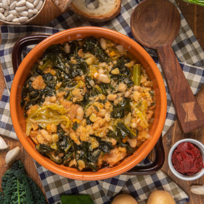 ciotola con ribollita e vari ingredienti sul tavolo