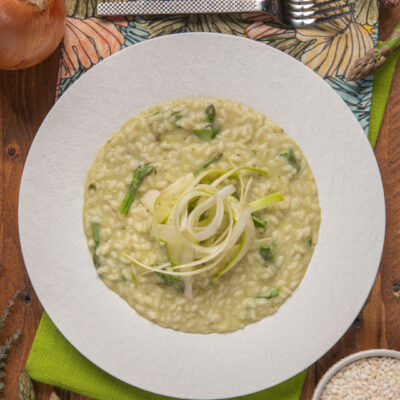 piatto da portata con risotto agli asparagi e ingredienti