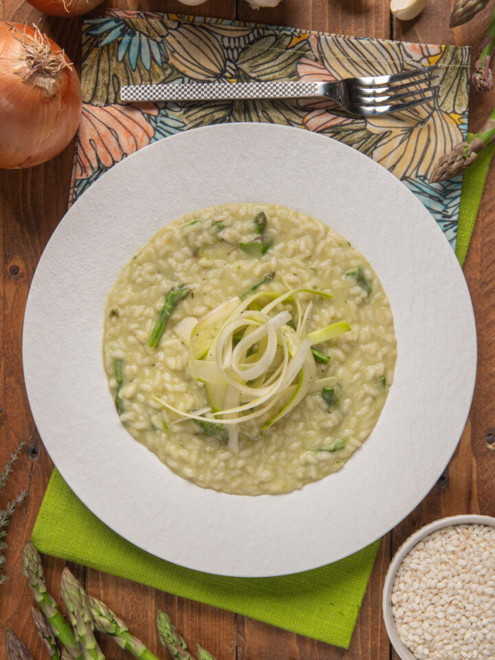 piatto da portata con risotto agli asparagi e ingredienti