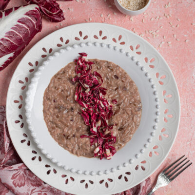 piatto da portata con risotto al radicchio