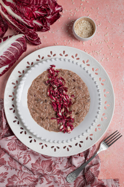 piatto da portata con risotto al radicchio