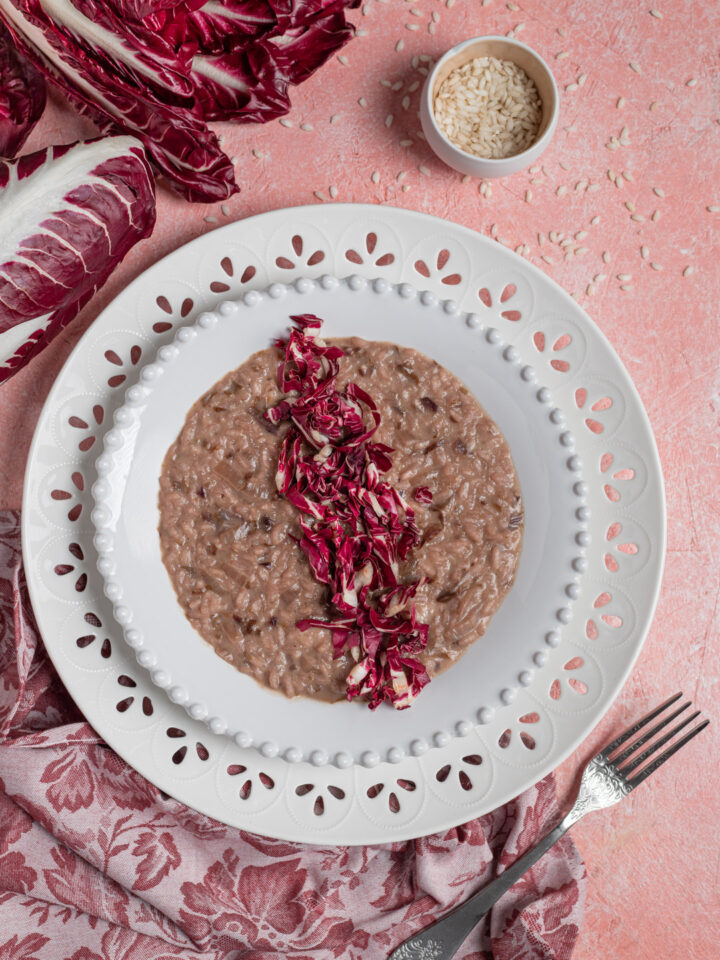 piatto da portata con risotto al radicchio