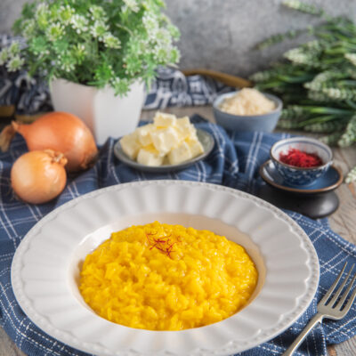 piatto da portata con risotto allo zafferano e ingredienti