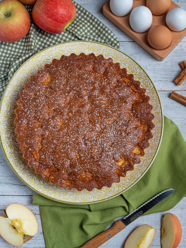 piatto da portata con torta di mele